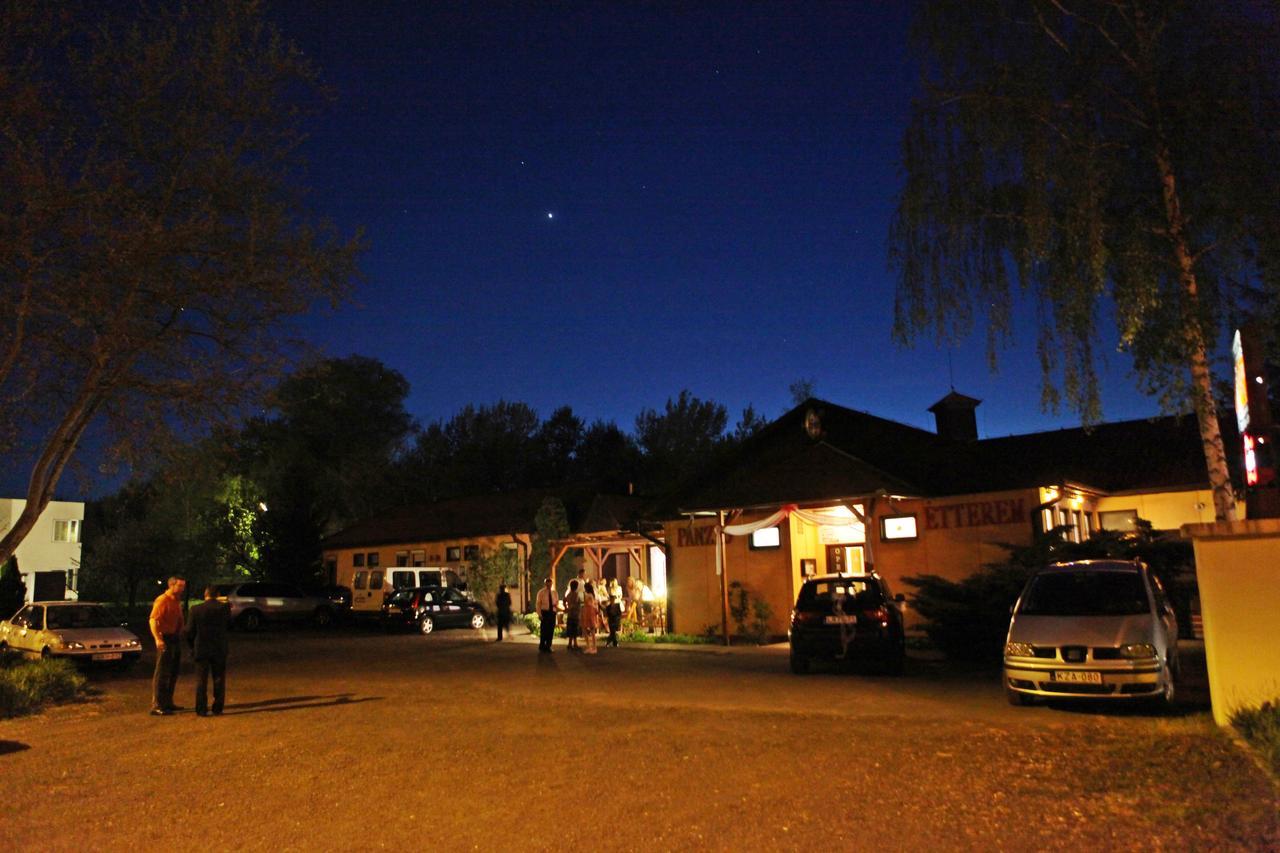 Sztar Motel Etterem Balassagyarmat Exterior photo