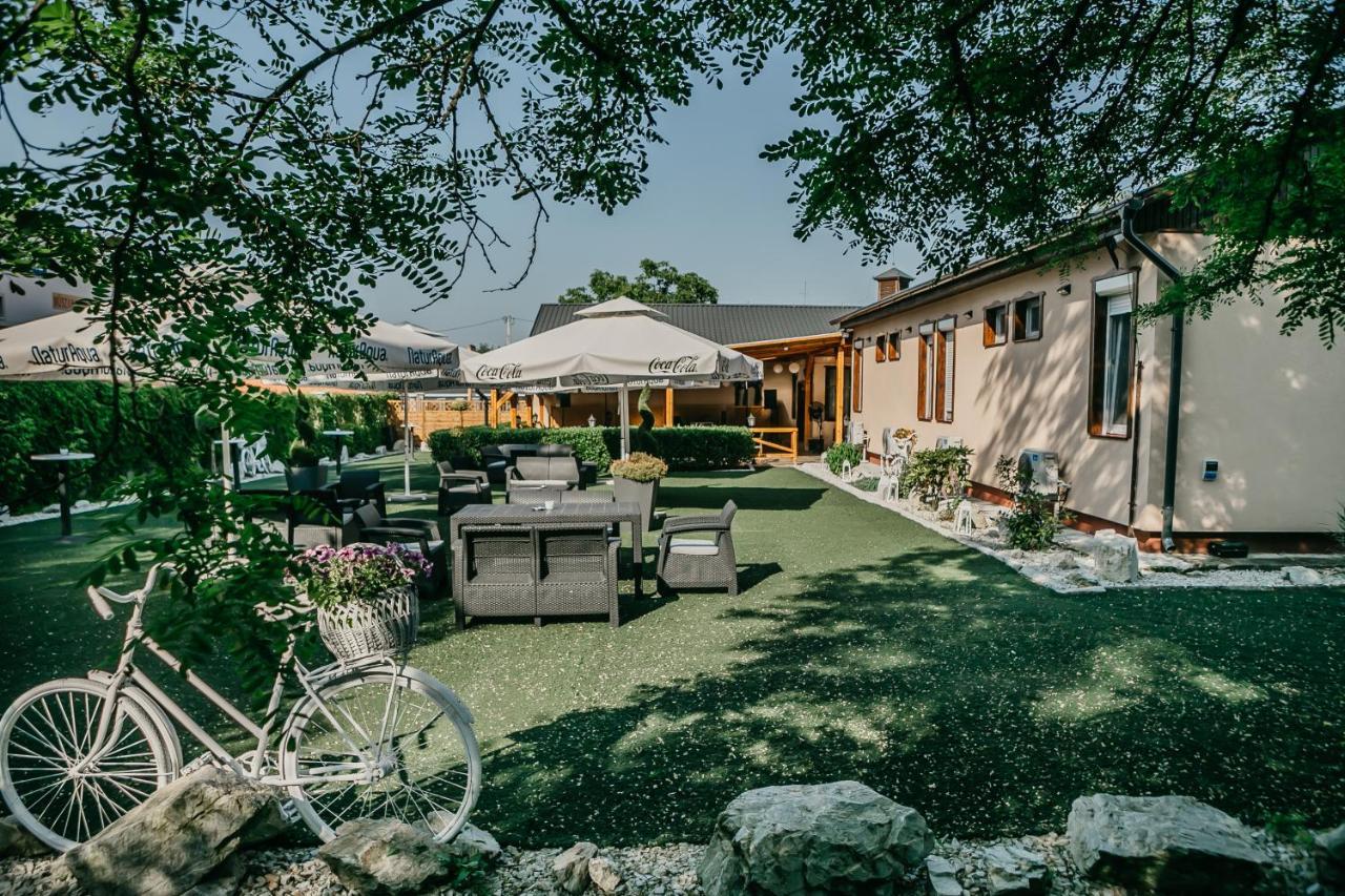 Sztar Motel Etterem Balassagyarmat Exterior photo